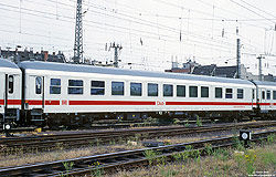 Gesellschaftswagen Club WGmz 820 (61 80 89-90 670-4) „Club“ in Köln Bbf