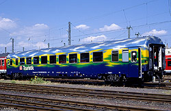 Touristikzug-Wagen WRkmz 858 (73 80 88-90 907-7) in Köln Bbf