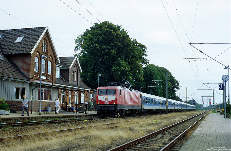 Vierzehn Jahre später, am 20.8.2001 hat es mich noch mal nach Bad Zwischenahn verschlagen: Die Strecke wurde elektrifiziert und der Fußgängersteg sowie alle Abstellgleise sind abgebaut. Inzwischen ist aber auch der Interregio schon wieder Geschichte. Mal abwarten, was mir bei meinem nächsten Besuch hier vor die Linse fährt …