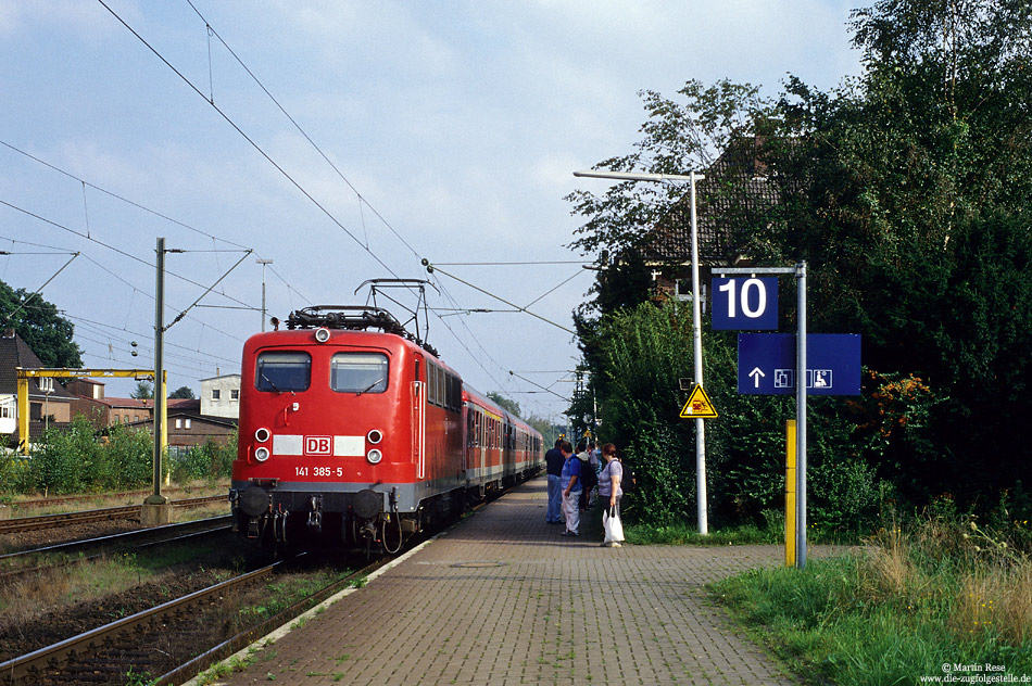 In Hude zweigt die 44 Kilometer lange Strecke nach Nordenham ab, die einst bis Blexen führte. Seit dem der elektrische Zugbetrieb im September 1980 zwischen Hude und Nordenham aufgenommen wurde, dominierten hier die Knallfrösche der Baureihe 141. Diese wurden 2005 durch die Baureihe 425 abgelöst. Im Dezember 2010 übernahm wiederum die Nordwestbahn hier die Reisezugleistungen. Zum Einsatz kommen nun Triebwagen vom Typ Alstom Coradia Continental (Baureihe 440). Am 29.8.2002 fährt die 141 385 mit dem RE24596 in Hude ein.

