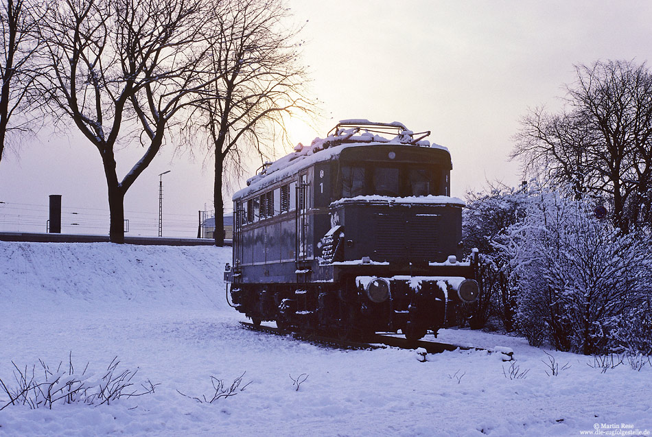 Die 144 039 wurde 1986 vor dem Bahnhof Nordenham als Denkmal aufgestellt, obwohl die Baureihe 144 hier nie planmäßig im Einsatz war. Die Aufnahme vom 10.1.1987 lässt sich allerdings nicht mehr wiederholen, da die Lok 1998 verschrottet wurde.