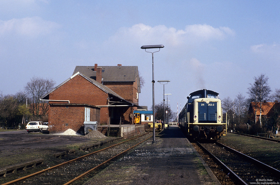 Zum Fahrplanwechsel am 28.Mai 1983 wurde der Reisezugverkehr zwischen Norden und Esens eingestellt und der Abschnitt Dornum - Esens anschießend abgebaut. So war für den E7520 aus Wilhelmshaven, bespannt mit der Osnabrücker 211 252 am 7.4.1987 in Esens Endstation. 