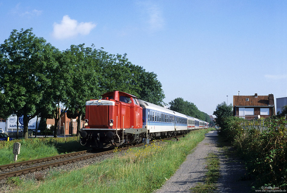 212 079 mit InterRegio 2314 zwischen Emden Hbf und Emden Außenhafen