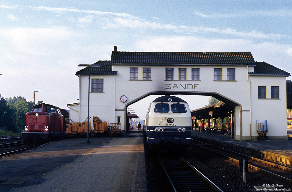 216 042 neben 211 225 im Bahnhof Sande