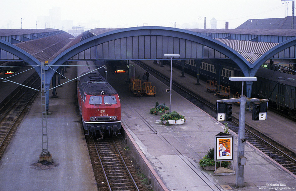 216 155 vor E3112 in Oldenburg Hbf