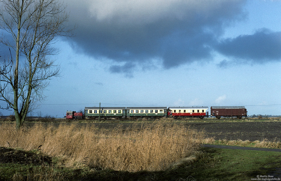 323 178 mit Sonderzug der Museumseisenbahn-Küstenbahn-Ostfriesland bei Hage