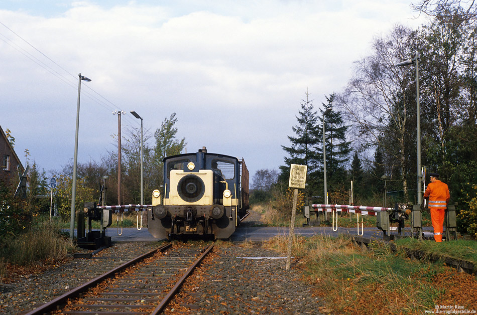 333 208 an der handbedienten Schranke am Bü Urwaldstraße in Bockhorn