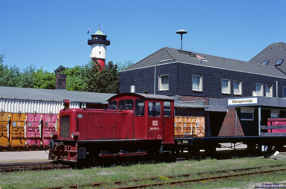 399 102 ex 329 502 im Bahnhof Wangerooge