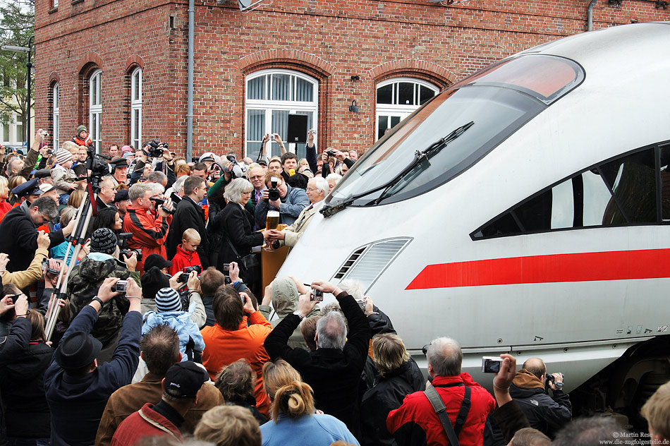 ICE Taufe des 605 018 auf dem Namen Jever von der Bürgermeisterin im Bahnhof Jever auf der Küstenbahn 