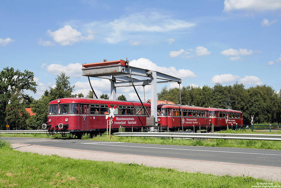 998 822 der Museumseisenbahn Ammerland Saterland auf der Kanalbrücke in Elisabethfehn