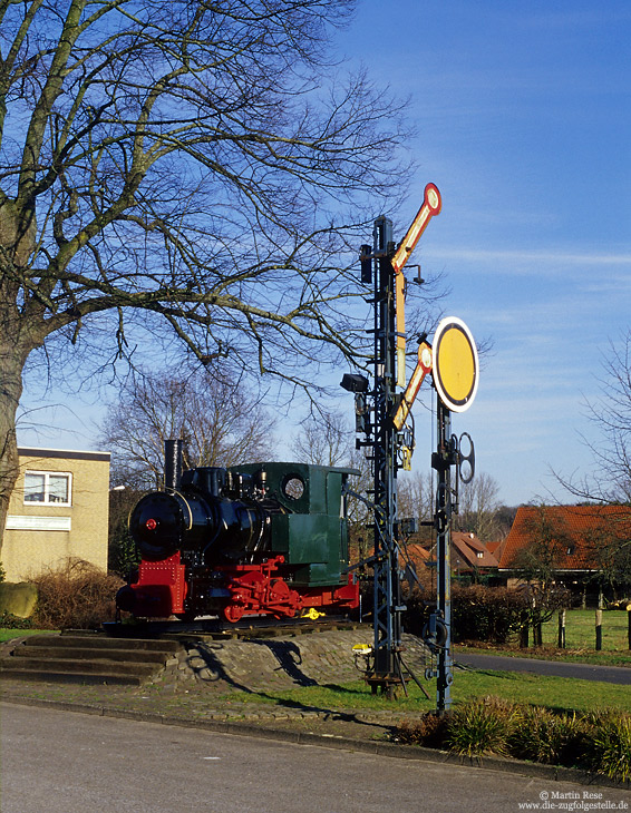 Am Bahnhof Lathen steht seit 1978 eine Schmalspurdampflok als Denkmal. Die Lok war übrigens nie auf der bis 1957 schmalspurigen Hümmlinger Kreisbahn im Einsatz. Gebaut wurde die Lok 1918 bei Krauss und war bis 1970 bei der Österreichischen Alpine-Montan-Gesellschaft im Einsatz.