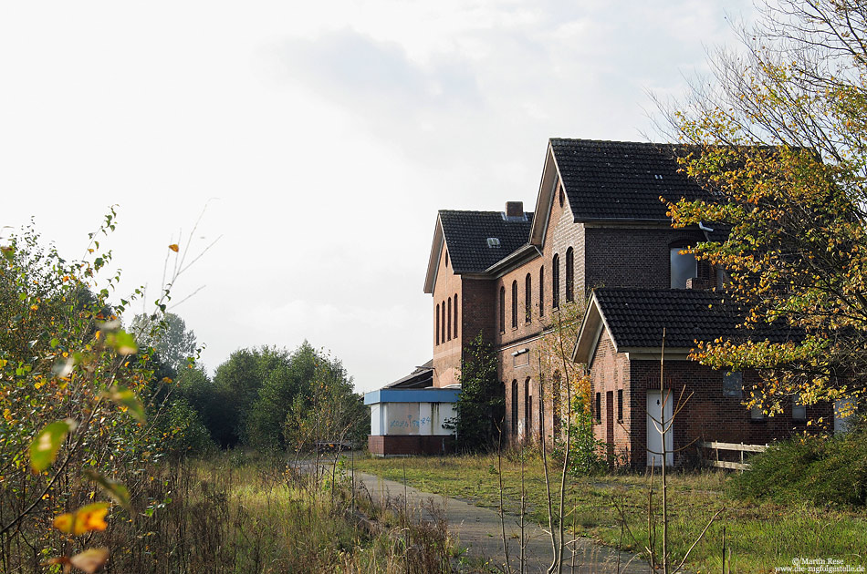 Heute wird der Bahnhof Esens nicht mehr von Zügen angefahren. Einige hundert Meter weiter östlich wurde ein neuer Haltepunkt errichtet, wo die Züge heute enden. Am 18.10.2008 war das ehemalige Empfangsgebäude schon sehr heruntergekommen und wurde wenige Wochen später abgerissen. Das Areal wird heute von einem Lebensmittelmarkt genutzt.