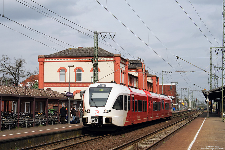 VT303 der Arriva im Bahnhof Leer Ostfriesland