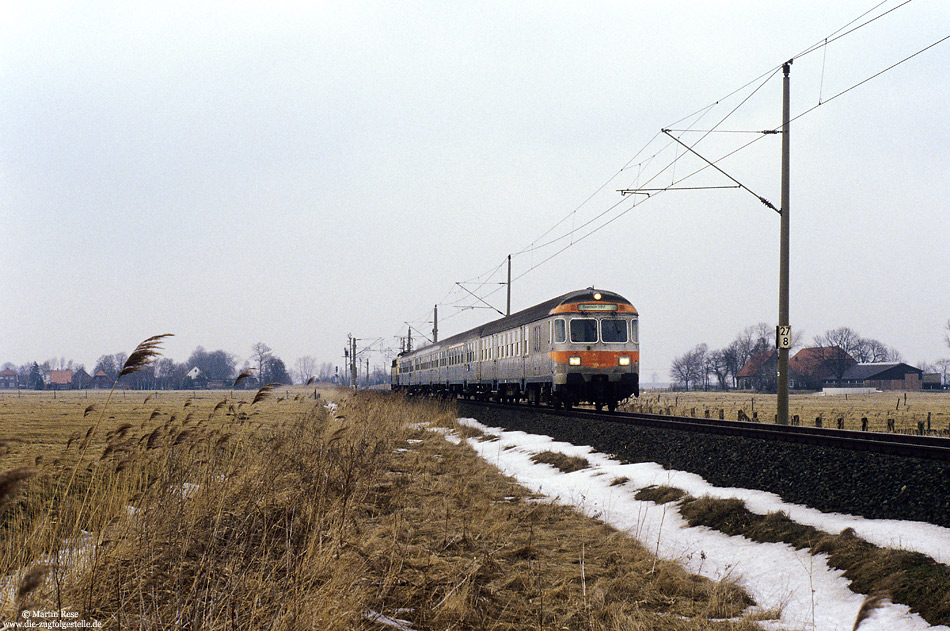 Nördlich von Brake fährt der E3041 aus Nordenham nach Bremen Hbf