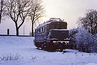 Die 144 039 wurde 1986 vor dem Bahnhof Nordenham als Denkmal aufgestellt, obwohl die Baureihe 144 hier nie planmäßig im Einsatz war. Die Aufnahme vom 10.1.1987 lässt sich allerdings nicht mehr wiederholen, da die Lok 1998 verschrottet wurde.