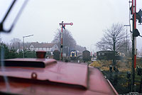 Eine Mitfahrt auf dem Führerstand der 211 270 ermöglichte am 27.2.1987 in Goldenstedt eine Aufnahme der 211 233 aus der Lokführerperspektive. 

