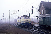 Mit dem E3923 hat die 216 043 Hude erreicht und rangiert nun an das andere Ende des Wagenzuges, zur Fahrt als E3932 nach Wilhelmshaven. 27.2.1987