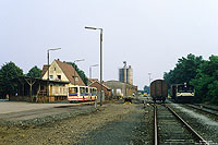 Am Nachmittag des 2.7.1986 fuhr die 332 097 noch einmal nach Damme. Hier konnte ich die Lok beim Rangieren fotografieren. Anfang 2000 wurde die Strecke abgebaut. Auf der Trasse befindet sich heute ein Radweg.

