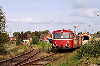 Im ehemaligen Bw Ocholt hat die Museumseisenbahn Ammerland Saterland ihr Domizil. Am Abend des 16.8.2008 habe ich hier die Schinenbusgarnitur des Vereins fotografiert. Links im Bild ist die ehemalige Strecke nach Westerstede zu sehen, die man heute per Fahrraddraisine bereisen kann.