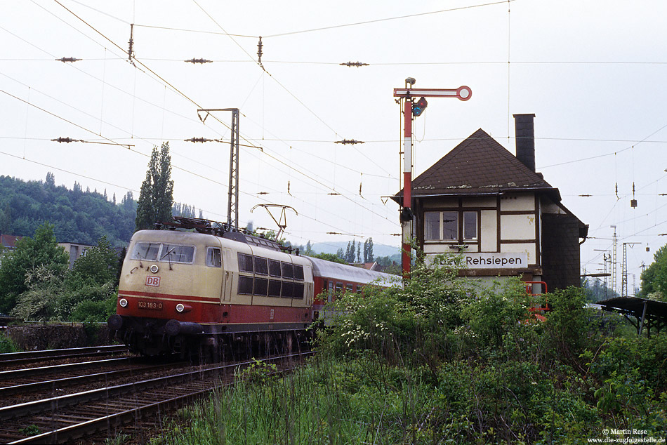 103 183 mit IC826 am Abzweig Rehsiepen mit Stellwerk