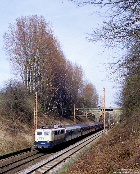 110 141 mit RE11235 im Einschnitt bei Gruiten