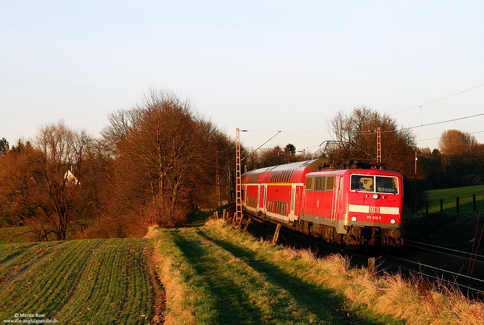 111 010 mit RE29729 bei Gruiten im abendlichen Licht