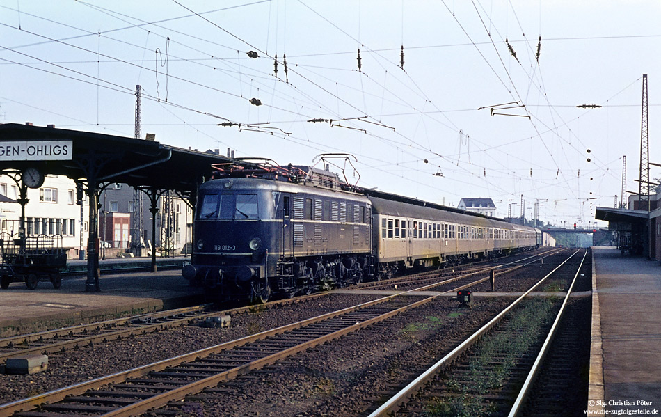 119 012 mit Eilzug im Bahnhof Solingen Ohligs