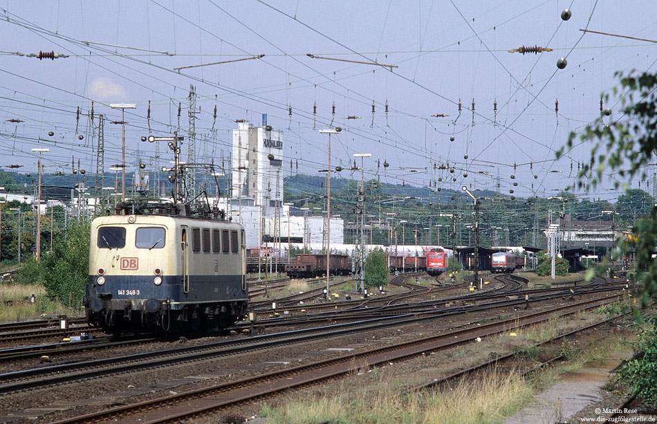 141 348 oceanblau beige als Lz im Bahnhof Schwerte mit Formsignalen