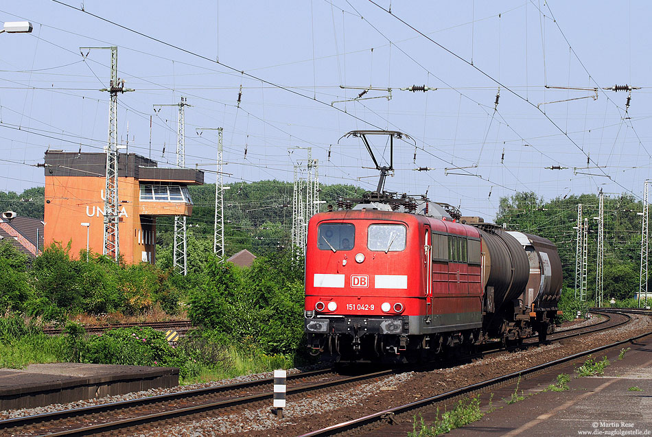 151 042 mit nur zwei Kesselwagen im Bahnhof Unna