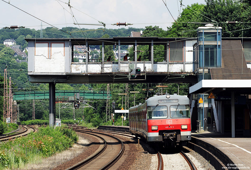 420 879 am Haltepunkt Wuppertal Zoologischer Garten mit Überführung