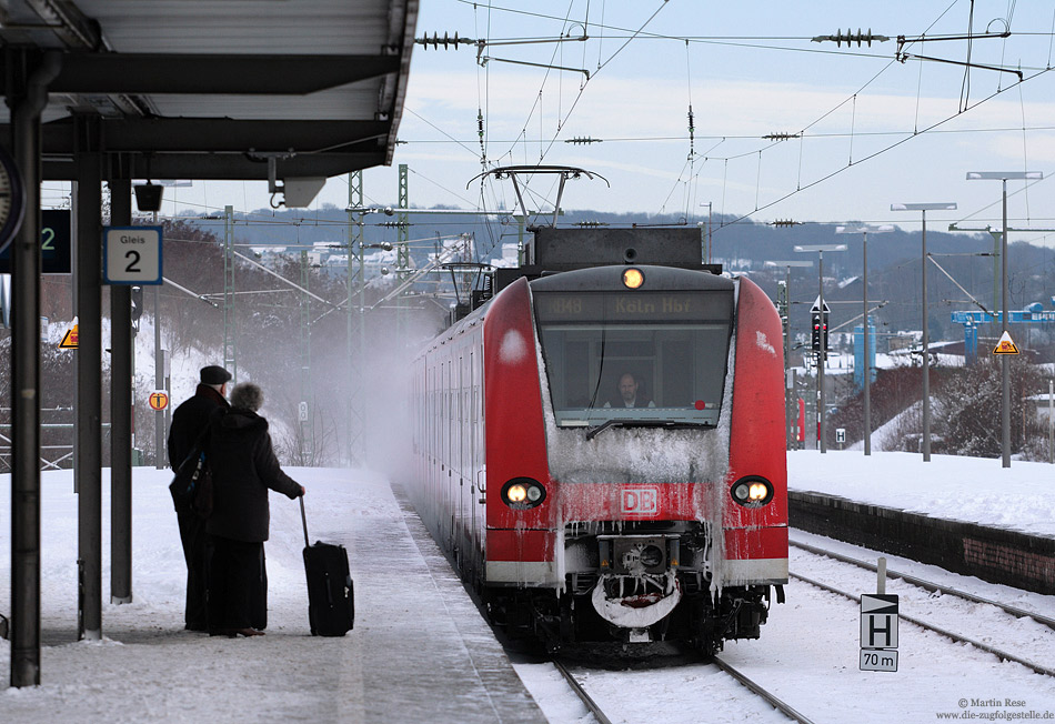 425 102 als RB11213 im Bahhof Wuppertal Vohwinkel im Schnee