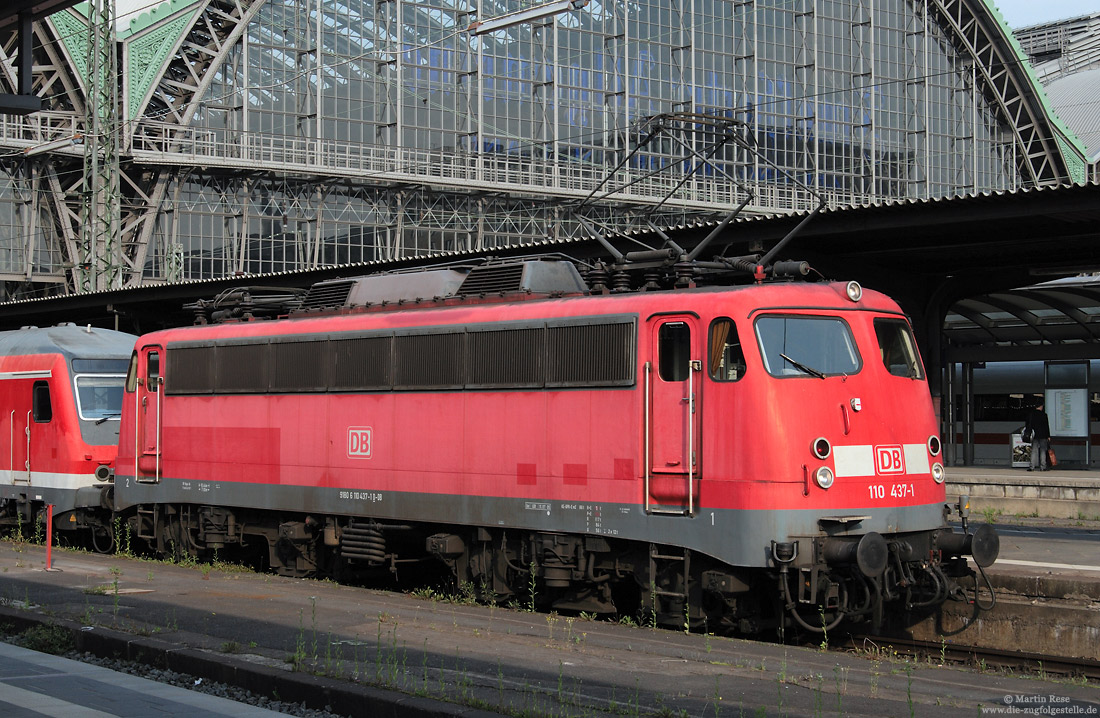 110 437 in verkehrsrot in Frankfurt/Main Hbf