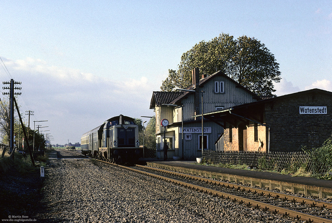 212 004 vom Bw Braunschweig mit Nahverkehrszug nach Helmstedt im Bahnhof Watenstedt