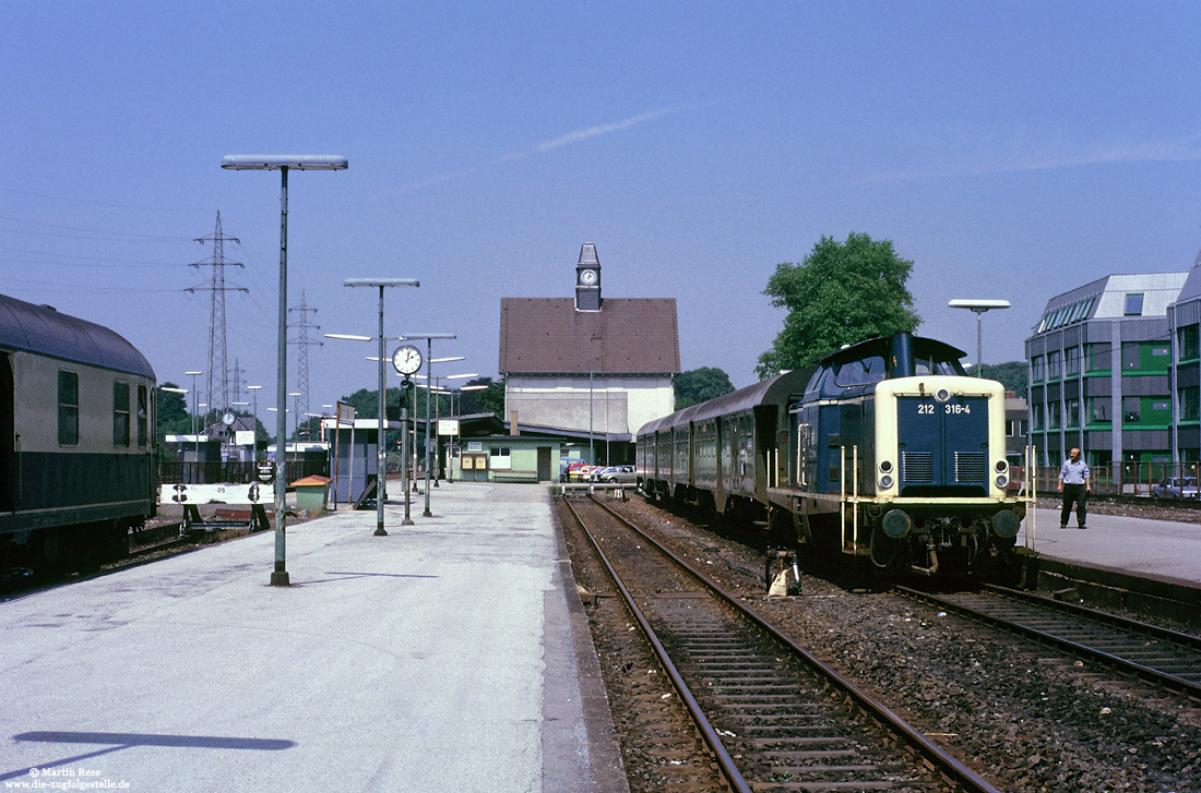 212 316 mit Nahverkehrszug nach Wipperfürth im Bahnhof Remscheid Lennep