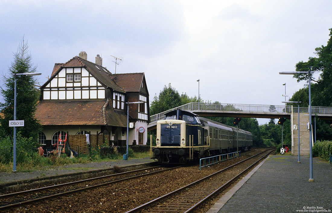 213 340 mit Nahverkehrszug nach Marburg in Korbach Süd