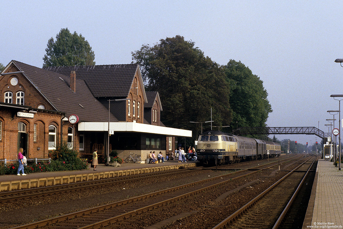 216 055 mit Eilzug nach Emden Aussenhafen im Bahnhof Bad Zwischenahn