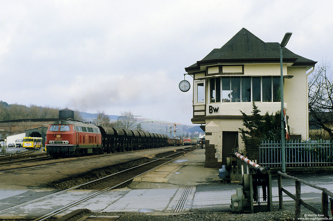 218 133 vom Bw Hagen 1 mit Güterzug im Bahnhof Bestwig