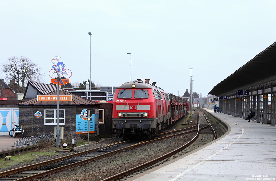 218 381 vom Bw Niebüll mit Syltshuttle im Bahnhof Westerland 