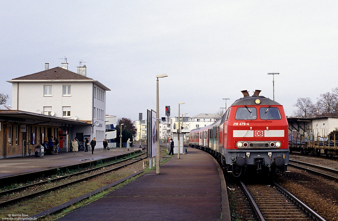 218 479 vom Bw Karlsruhe mit RB28025 auf der Murgtalbahn im Bahnhof Gaggenau