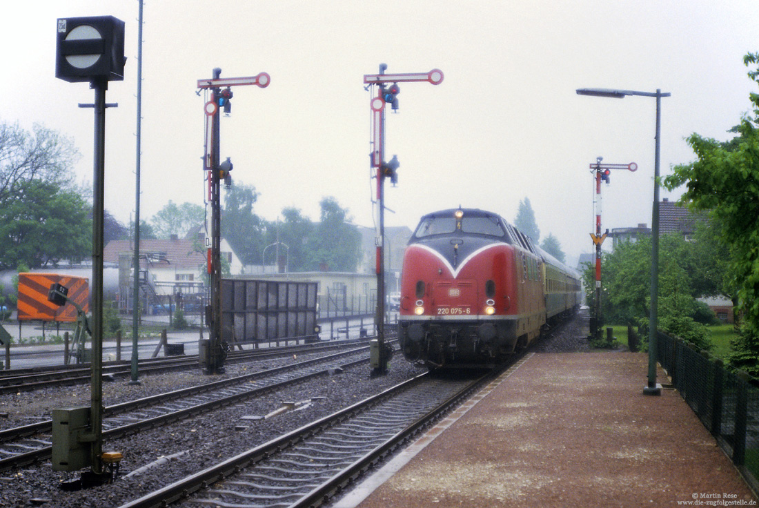 220 075 mit N7662 auf der Sennebahn in Paderborn Nord mit Formsignalen