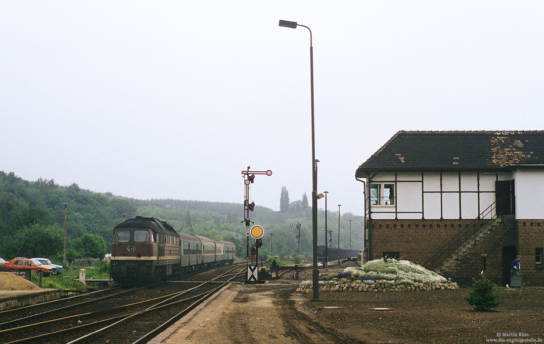 232 542 vom Bw Sangerhausen im Bahnhof Sandersleben mit Stellwerk und Formsignalen