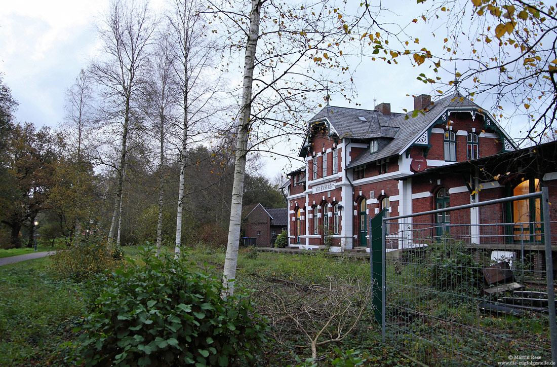 ehemaliger Bahnhof Neuenburg mit unter denkmalschutz stehendem Empfangsgebäude