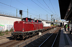 212 325 in roter Lackierung der efw im Bahnhof Porz Wahn