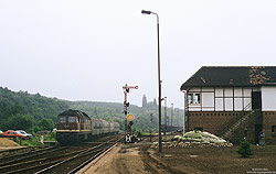 232 542 vom Bw Sangerhausen im Bahnhof Sandersleben mit Stellwerk und Formsignalen